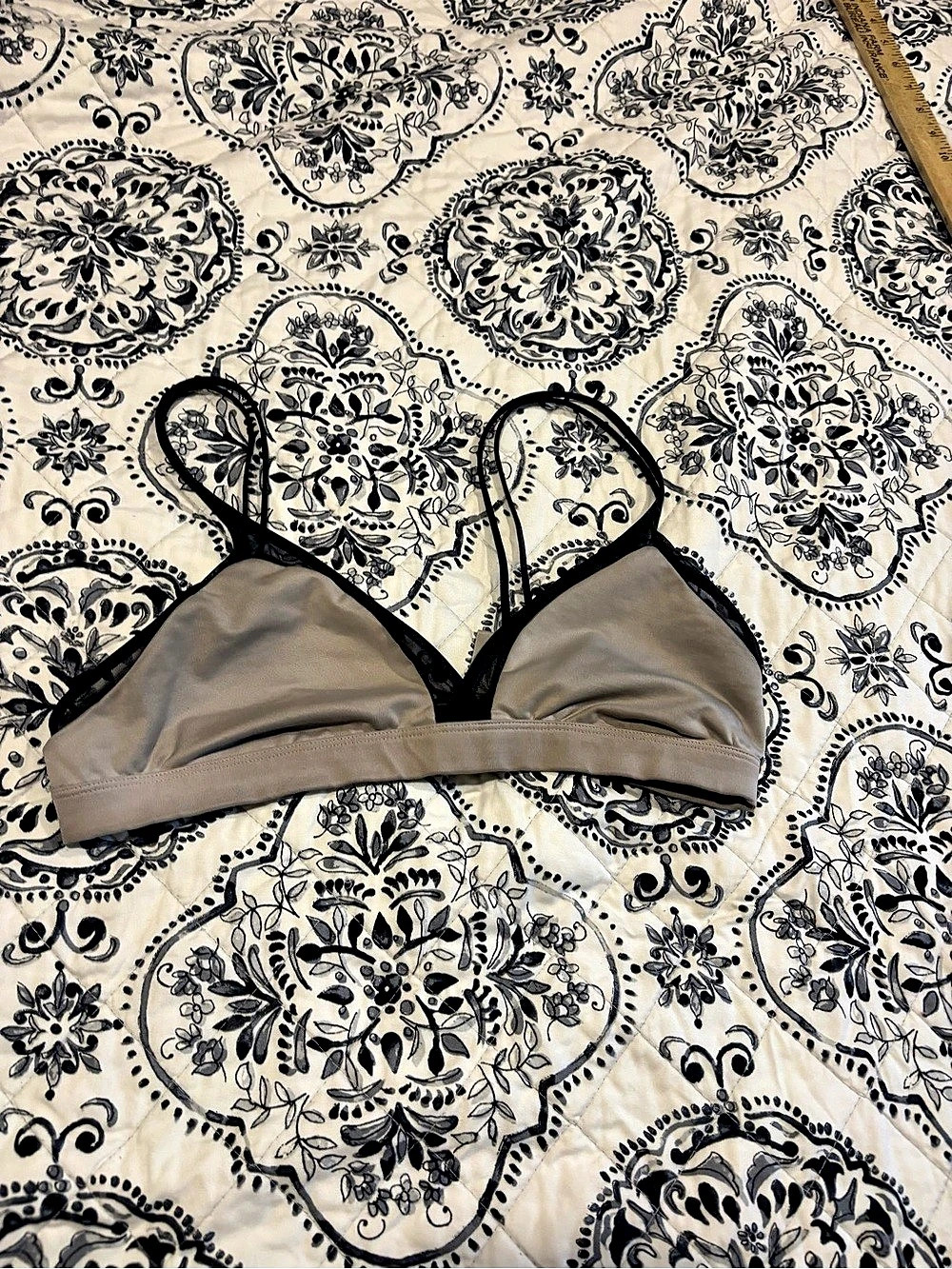 Victoria’s Secret Gray & Black Lace Trim Bra Size Large